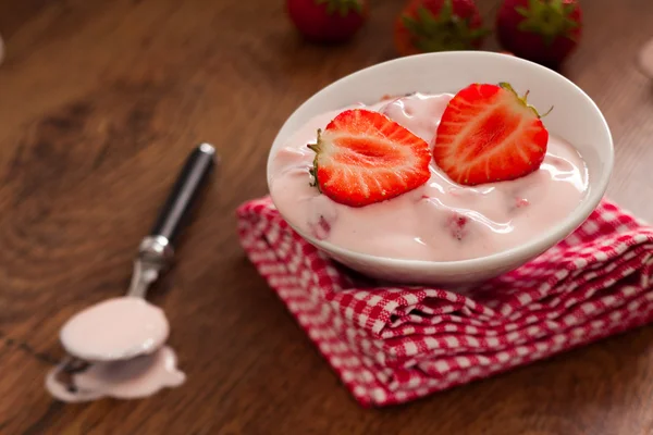 Sabroso yogur de fresa — Foto de Stock