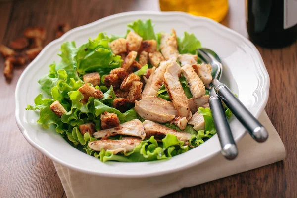 Salade de poulet sur assiette — Photo