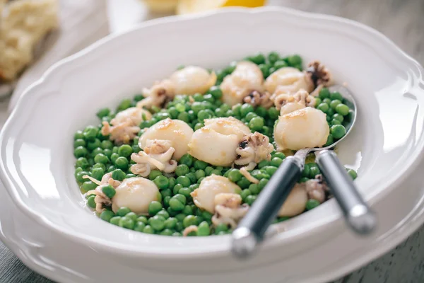 皿の上のエンドウ豆とイカ — ストック写真