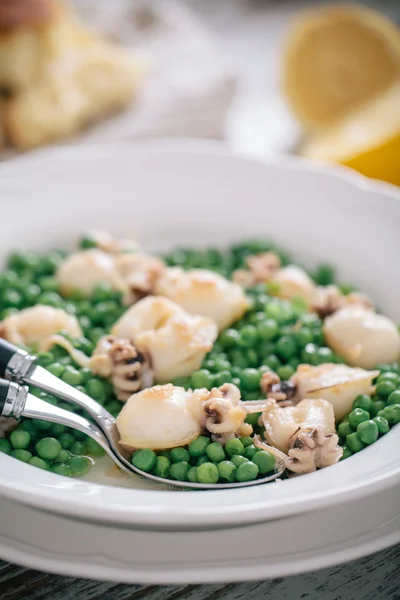 Tintenfisch mit Erbsen auf Teller — Stockfoto