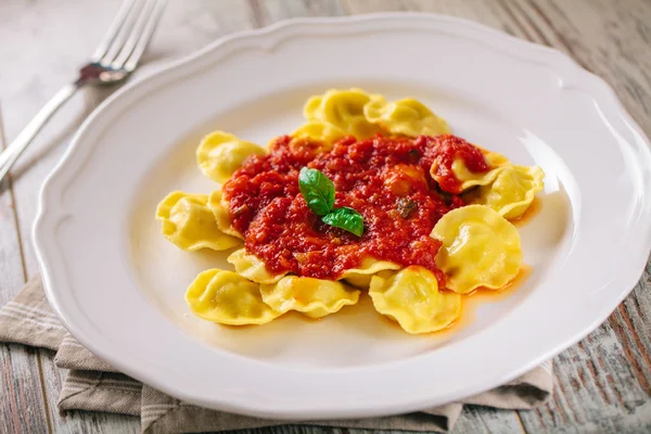 Ravioli s rajčatovou omáčkou — Stock fotografie