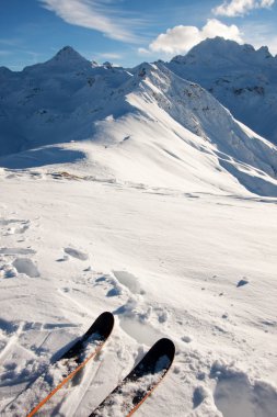 Dağlar, karda Kayak