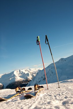 Dağlar, karda Kayak