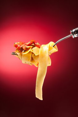 Tagliatelle mantarlı istiridye çatalı üzerinde
