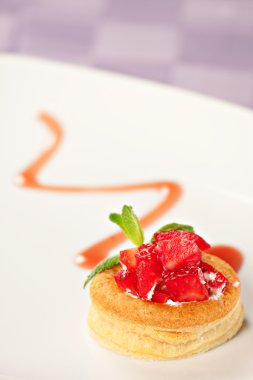 Taze krema ile çilekli Tart