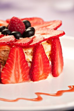 Kek çilek, yaban mersini ve ahududu