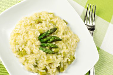 Risotto plaka üzerinde kuşkonmaz ile