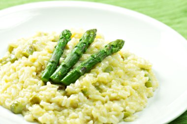 Risotto plaka üzerinde kuşkonmaz ile