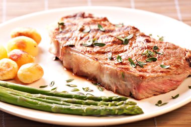 Kuşkonmaz ve potateos biftek