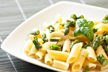 Plaka üzerinde kuşkonmaz ile makarna