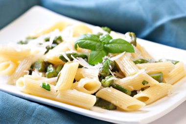 Plaka üzerinde kuşkonmaz ile makarna