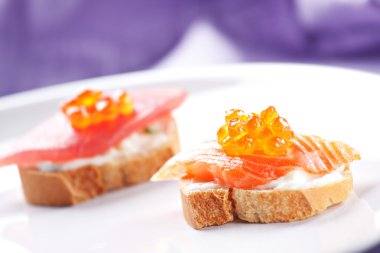 Bir baget üzerinde somon kanepeler