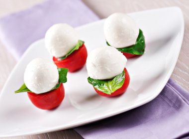 plaka üzerinde Caprese salatası