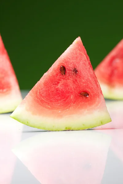 Watermeloen slice op groen — Stockfoto