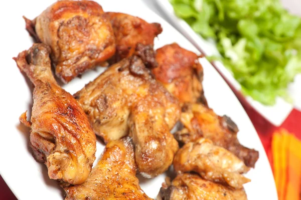 Pollo arrosto su piatto con insalata — Foto Stock