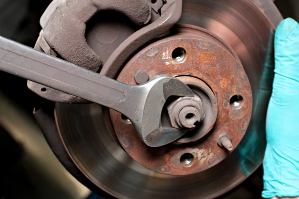 Hombre reparación de frenos de disco de coche — Foto de Stock