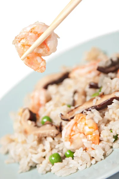 Arroz chinês com camarão e cogumelos — Fotografia de Stock