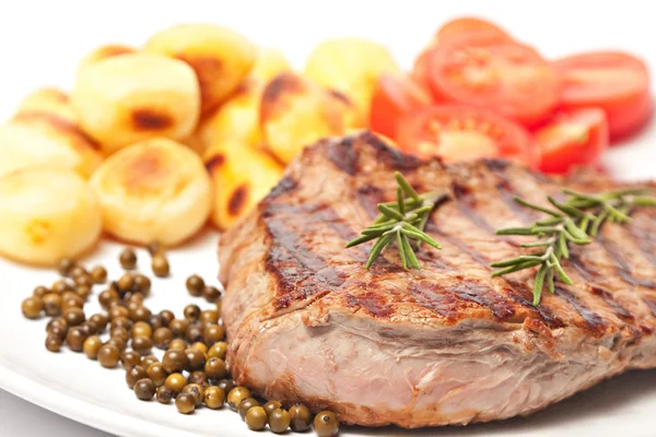 Steak mit Kartoffeln und Tomaten — Stockfoto