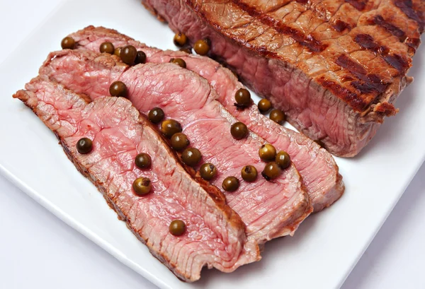 Steak tranché sur une assiette — Photo