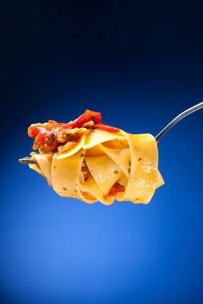 Tagliatelle with clams on fork — Stock Photo, Image