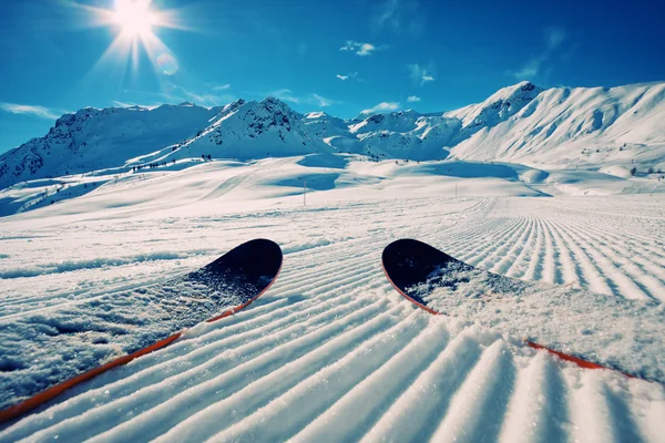 Skis dans la neige dans les montagnes — Photo