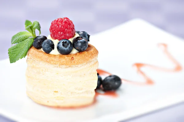 Малиновый пирог со свежим кремом — стоковое фото