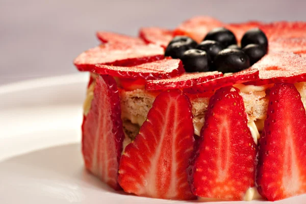 Pastel con fresas, arándanos y frambuesas — Foto de Stock