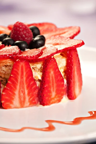 有草莓、 蓝莓、 覆盆子蛋糕 — 图库照片