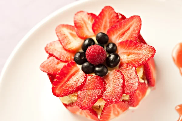 Cake with strawberries, blueberries and raspberries — Stock Photo, Image