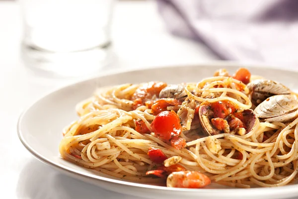 Spaghettis aux fruits de mer sur assiette — Photo