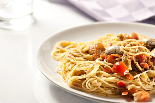 Spaghetti ai frutti di mare sul piatto — Foto Stock