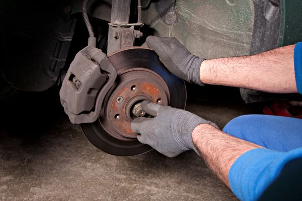 Man reparera en bromsar — Stockfoto