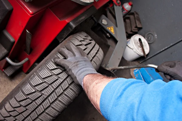 Mechanische Reparatur von Reifen in der Garage — Stockfoto