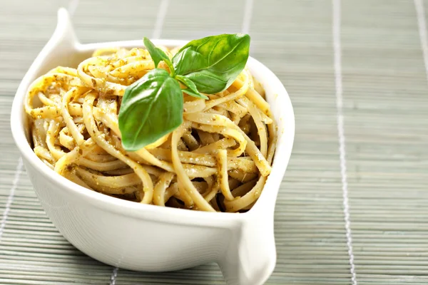 Espaguetis con salsa de pesto —  Fotos de Stock