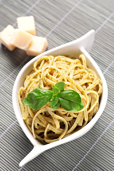 Spaghetti with pesto sauce — Stock Photo, Image