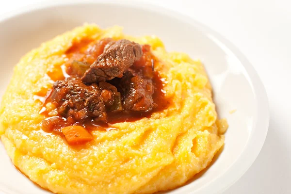 Polenta e stufato in ciotola — Foto Stock