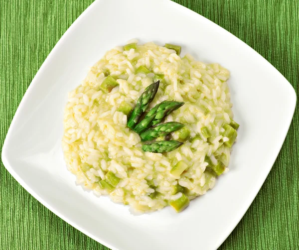 Risotto plaka üzerinde kuşkonmaz ile