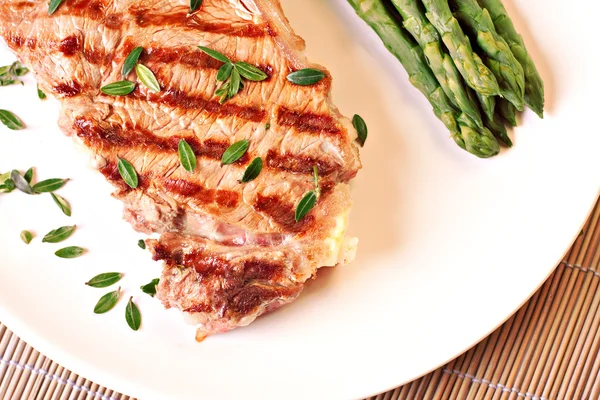 Steak with asparagus on plate — Stock Photo, Image