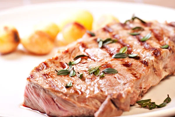 Steak with potateos on plate — Stock Photo, Image