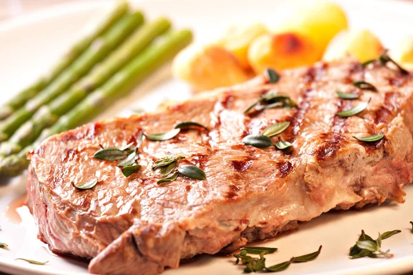 Steak with asparagus and potateos — Stock Photo, Image