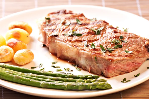 Steak with asparagus and potateos — Stock Photo, Image