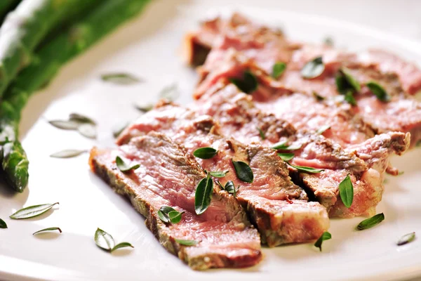Sliced steak with asparagus — Stock Photo, Image
