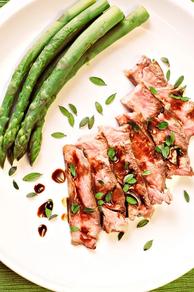 Bife fatiado com espargos — Fotografia de Stock