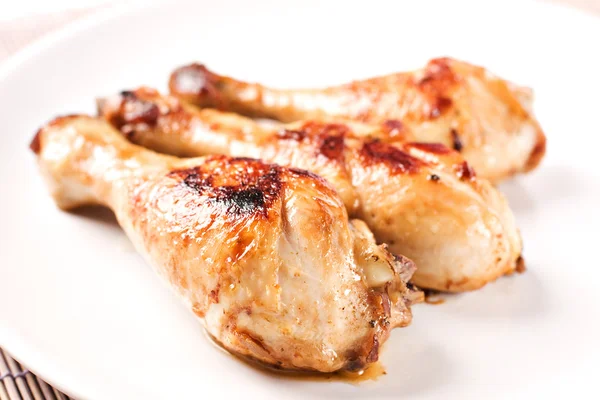 Жареный цыпленок на тарелке — стоковое фото