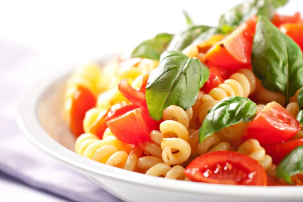 Pasta met verse tomaten en basilicum — Stockfoto