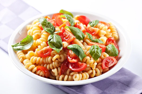 Pasta con pomodori freschi e basilico — Foto Stock