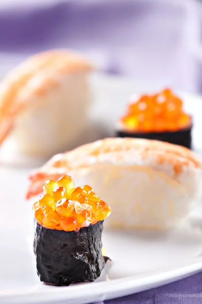 Verse Sushi op plaat — Stockfoto