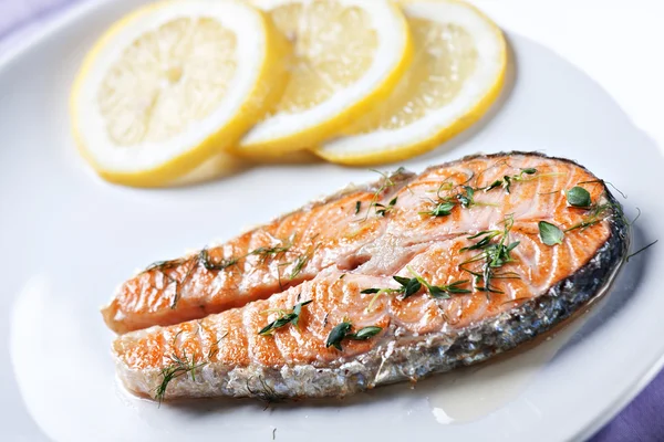 Salmón cocido en plato — Foto de Stock