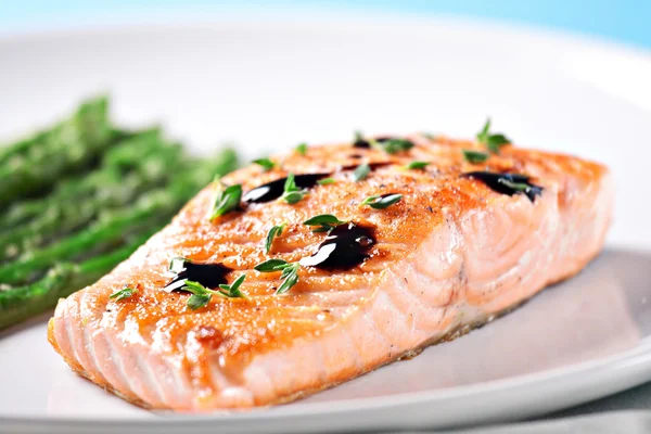 Fillet of salmon with asparagus — Stock Photo, Image