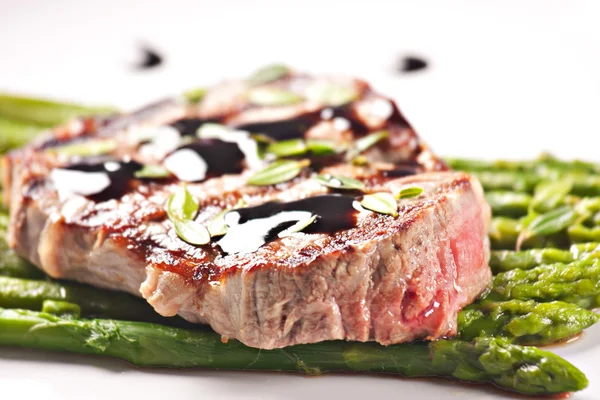 아스파라거스와 쇠고기의 등심 — 스톡 사진